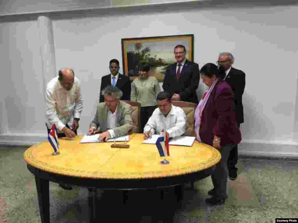Firma de cooperación entre Cuba y los Países Bajos.