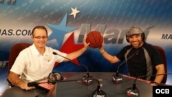 Juan Pendás y Víctor Fabián González (i-d), los narradores de la Gran Final de la NBA por Radio Martí el año pasado.