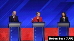 Joe Biden, Elizabeth Warren y Kamala Harris en el debate de Houston. De izquierda a derecha.