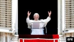 El papa Benedicto XVI saluda a los fieles durante el tradicional rezo del Ángelus dominical en la plaza de San Pedro del Vaticano, el domingo 17 de junio de 2012.EFE/ALESSANDRO DI MEO