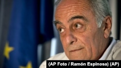 El embajador de la Unión Europea, Alberto Navarro, habla durante una entrevista en La Habana. (AP Foto / Ramón Espinosa)