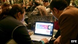 Dos jóvenes sirios siguen a través de Internet la evolución de la jornada electoral en Estados Unidos, en un hotel de Damasco, Siria. 