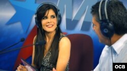Adriana Cataño en el programa El Revoltillo de Radio Martí. 