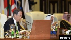El Secretario General de la ONU Ban Ki-moon (i) en la Conferencia de Donantes para Siria en el Palacio de Bayan en Kuwait. 