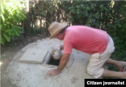 Reporta Cuba un residente en Calixto García limpia la fosa de su casa. Foto: Luis Guanche.