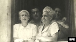 Fotografía facilitada por el Centro de Arte Moderno de Madrid en la que aparece el escritor cubano José Lezama Lima (2i), junto a su madre Rosa (2d) y sus hermanas, Rosa y Eloísa, en el balcón de su casa de La Habana.