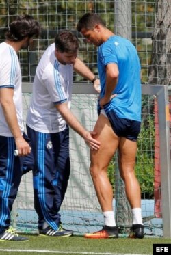 El delantero del Real Madrid Cristiano Ronaldo, es atendido por el equipo médico durante el entrenamiento que realizaron hoy en la Ciudad Deportiva de Valdebebas.