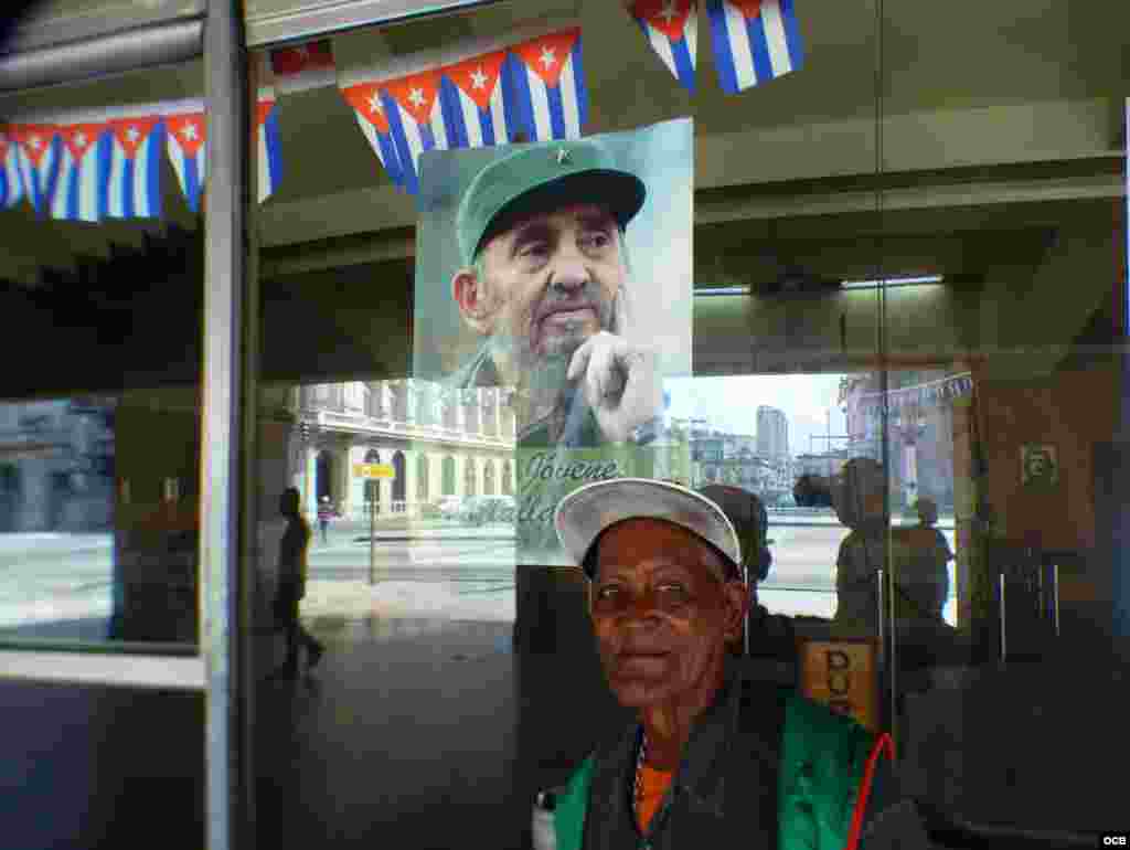 En la fachada del cine Payret cerrado hace 3 años hay dos imagenes de Castro.