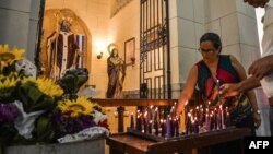 Peregrinos encienden velas a San Lázaro, en El Rincón, La Habana.