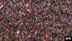 Numerosas personas participan en la protesta convocada contra el presidente Mohamed Morsi para pedir su dimisión, en la plaza Tahrir de El Cairo, Egipto, el 3 de julio del 2013.