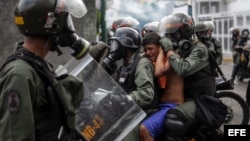 Efectivos de la Guardia Nacional Bolivariana (GNB) bloquean el paso a una manifestación hoy, miércoles 26 de abril de 2017, en Caracas (Venezuela). Las fuerzas de seguridad de Venezuela dispersaron nuevamente algunas de las marchas convocadas por la opos