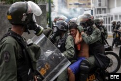 Efectivos de la Guardia Nacional Bolivariana bloquean el paso a una manifestación opositora en Caracas.