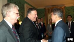 Mike Pompeo y John Bolton conversan presidente surcoreano, Moon Jae-in