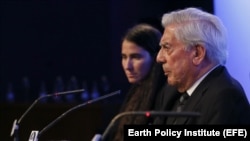 El escritor peruano Mario Vargas Llosa y la bloguera cubana Yoani Sanchez en el VII Foro Atlántico en Madrid