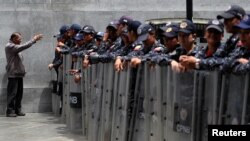 Miembros del Cuerpo de Policía Nacional Bolivariana (CPNB) cierran fila cerca de la Asamblea Nacional de Venezuela en Caracas, el 14 de mayo de 2019. (Reuters).