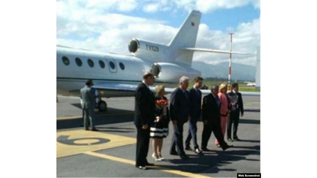 Díaz Canel a su llegada a Quito en un avión de PDVSA.