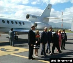 Díaz Canel a su llegada a Quito en un avión de PDVSA.