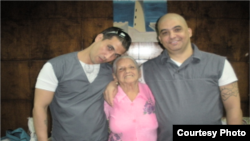 Harold Alcalá Aramburu y Mikel Delgado Aramburu con su abuela en visita a la prisión.