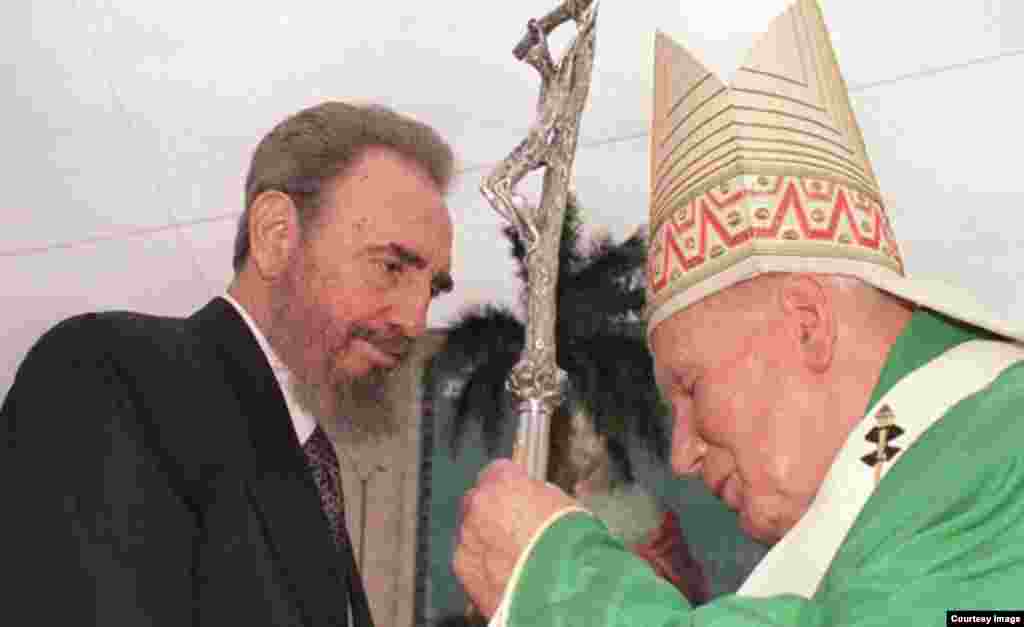 Juan Pablo II y Fidel Castro durante la visita del Sumo Pontífice a La Habana. 