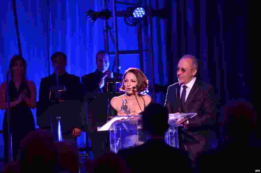 Gloria Estefan agradece el homenaje durante la ceremonia de los premios La Musa.