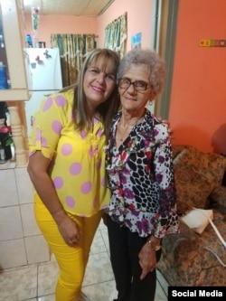 Bárbara Enríques y Eneida Milián, en Trinidad y Tobago, antes de la travesía. (Foto: Facebook)