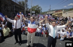 El candidato presidencial de la opositora Alianza Republicana Nacionalista (ARENA), Norman Quijano (i), junto con su candidato a la Vicepresidencia, René Portillo Cuadra (d), y el presidente de de ARENA, Jorge Velado (c), en un acto de campaña