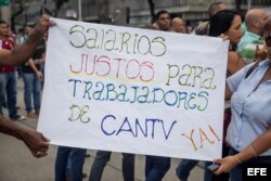 Trabajadores de la Compañía Anónima Nacional Teléfonos de Venezuela (CANTV) protestan en Caracas.