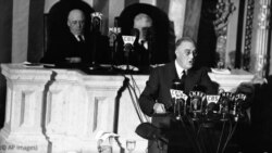El presidente Franklin D. Roosevelt se dirige a una sesión conjunta del Congreso el 6 de enero de 1941. El entonces presidente de la Cámara Sam Rayburn (izda.), y el vicepresidente John N. Garner, observan. Con la Segunda Guerra Mundial en ciernes, Roosev