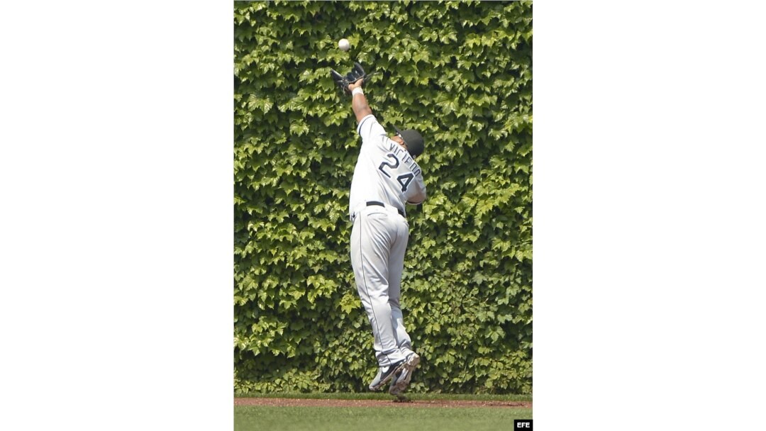 Dayán Viciedo atrapa una bola ante los Cachorros el miércoles, 29 de mayo de 2013.
