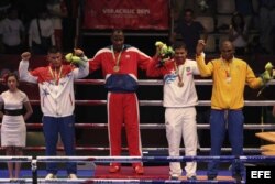 El boxeador cubano Erislandy Savon (c) ganó la medalla de oro en la categoría masculina de los 91 kg.