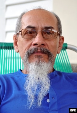 El disidente cubano Eduardo Díaz Fleitas posa después de llegar a su casa tras ser excarcelado en febrero de 2011, en el poblado de Entronque de Herradura (Cuba).