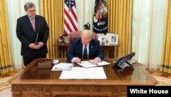 Donald Trump firma orden ejecutiva