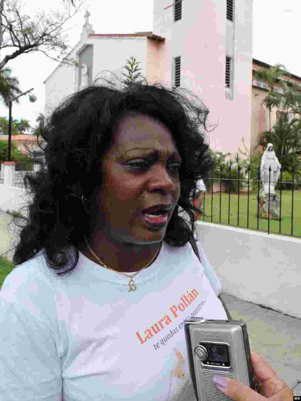Berta Soler, líder del grupo Damas de Blanco, habla con Efe mientras participa hoy, domingo 2 de junio de 2013, en la tradicional marcha por la 5ta avenida, en La Habana (Cuba), después de regresar a la isla de un recorrido por varios países en busca de a