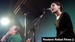 Haydée Milanés canta junto a Silvio Rodríguez en 1999. Reuters Rafael Perez
