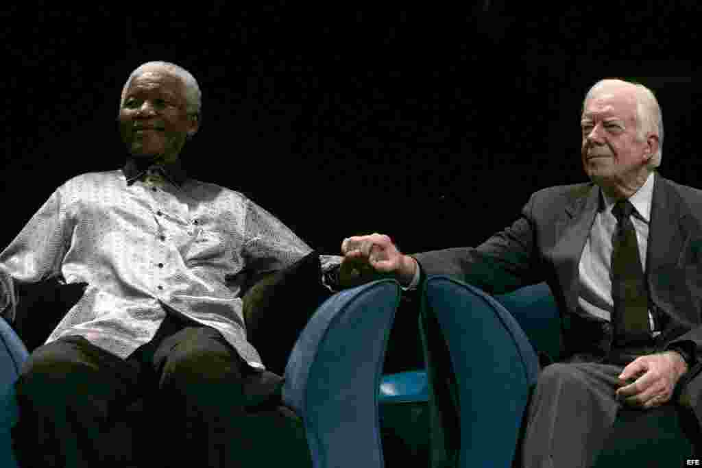 El expresidenete sudafricano Nelson Mandela (i) junto al expresidente estadounidense Jimmy Carter durante el cumpleaños de Mandela en Johanesurgo (Sudáfrica), 1 de abril de 2006.