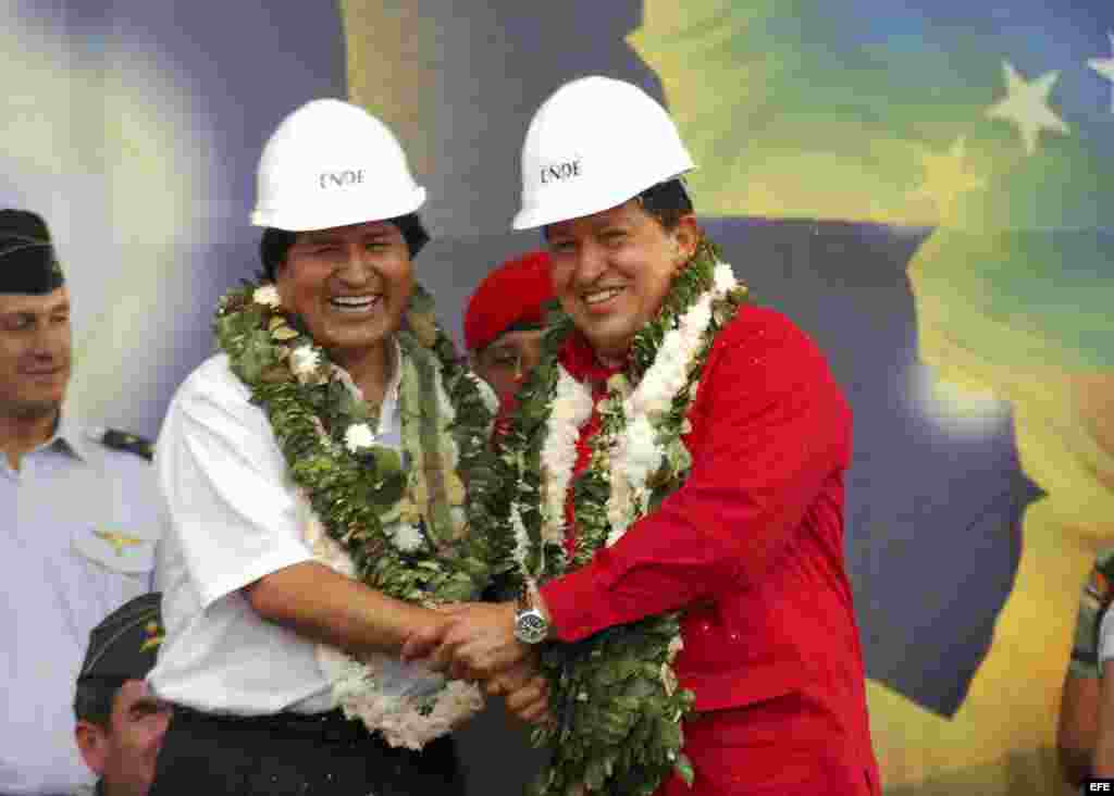 Bolivia también está en apuros. Solía importar la mayoría de su diésel de Venezuela, pero los envíos se contrajeron y Chile se convirtió en su principal proveedor. Evo Morales y Chávez firmaron acuerdos entre ENDE, de Bolivia, y PDVSA.