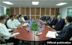 El entonces subsecretario de Seguridad Nacional, Alejandro Mayorkas, viajó a Cuba en 2015 y se reunió con el ministro de Interior de Cuba, Carlos Fernández, para tratar sobre la cooperación bilateral.