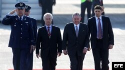 El presidente de Cuba, Raúl Castro (2 d), llega el viernes 25 de enero al Aeropuerto Internacional de Santiago de Chile.