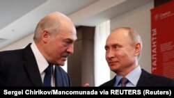 El dictador bielorruso Alexander Lukashenko y el gobernante ruso, Vladimir Putin. (Reuters / Archivo).