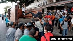Imágenes de la represión a los manifestantes del 11J en Cuba (Foto tomada de Facebook)