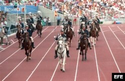 Barcelona, 3.9.1992. Desfile de la Guardia montada de Barcelona en la Ceremonia de Inauguración de los Juegos Paralímpicos.