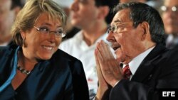 Una prima de la ex presidenta socialista Michelle Bachelet (en la foto con Raúl Castro) aparece involucrada en el escándalo.