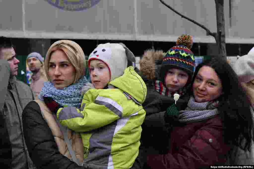 Manifestantes recuerdan el aniversario de la victoria del Maidan.