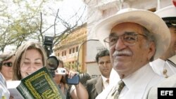 El Premio Nobel de Literatura Gabriel García Márquez, firmando ejemplares de una edición especial de su obra "Cien años de soledad", en Cartagena.