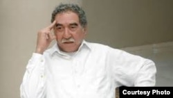 Estatua de Gabriel García Márquez sentado en una mecedora, Museo de Cera de Bayamo, Cuba.