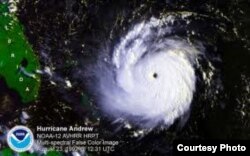 Huracán Andrew acercándose al sur de la Florida. Tras perder fuerza en Bahamas recuperó categoría 5.
