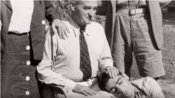 Histórica foto de Robert Capa a los pies de su amigo y rival Walter Bosshard