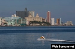 Lanchas rápidas de EEUU realizan una exhibición frente al Malecón habanero.