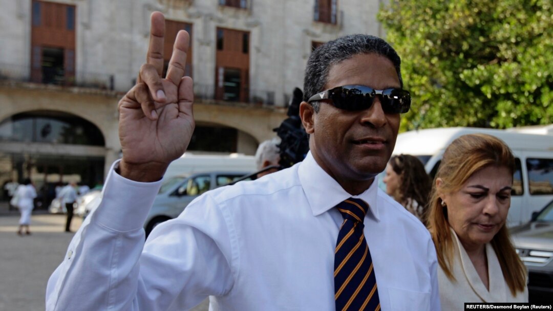 Dr. Oscar Elías Biscet, acompañado por su esposa Elsa Morejón, saluda a los periodistas después de una reunión con el expresidente de EEUU Jimmy Carter en La Habana el 30 de marzo de 2011. (Reuters/Desmond Boylan).