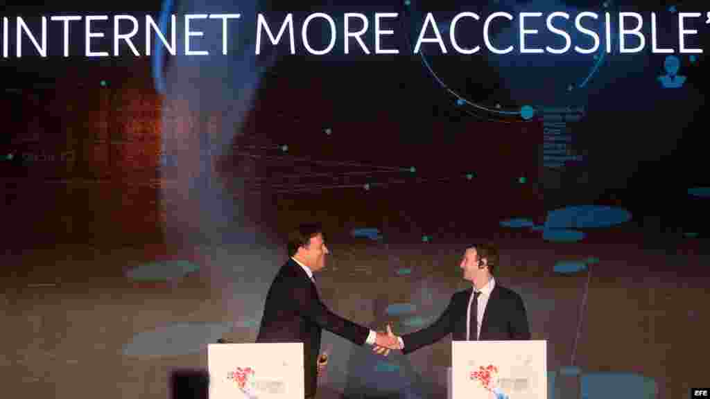 El presidente de Panamá, Juan Carlos Varela (i), estrecha la mano del fundador de Facebook, Mark Zuckerberg (d), durante la cumbre empresarial II CEO Summit of the Americas, jueves 9 de abril de 2015, en Ciudad de Panamá.